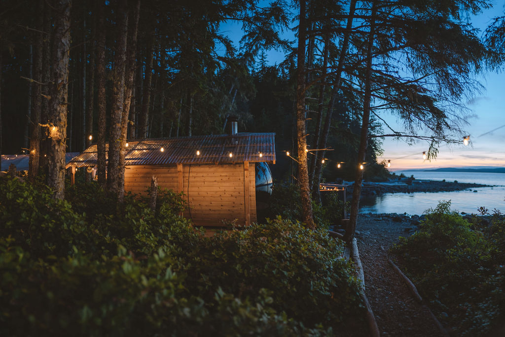Evening light, cedar wood sauna, glass bubble, Edison Bulbs